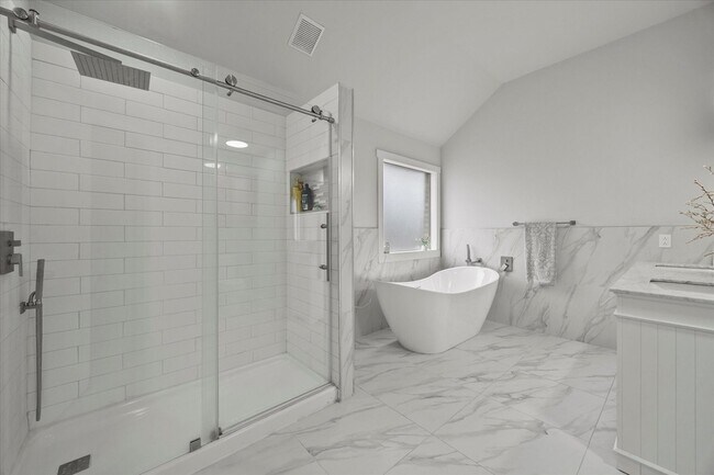 Building Photo - 703 Primrose Ln