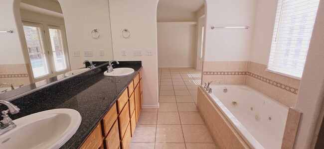 Building Photo - Stunning 4 bedroom, 2.5 bath home in West ...