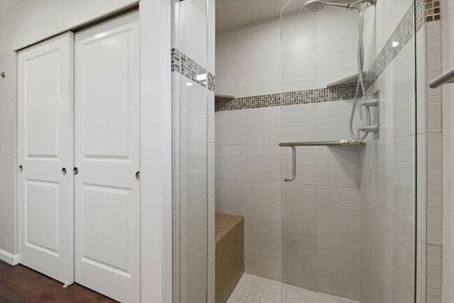 Building Photo - Beautifully Updated 3BR/2BA Home with Private Garden Oasis