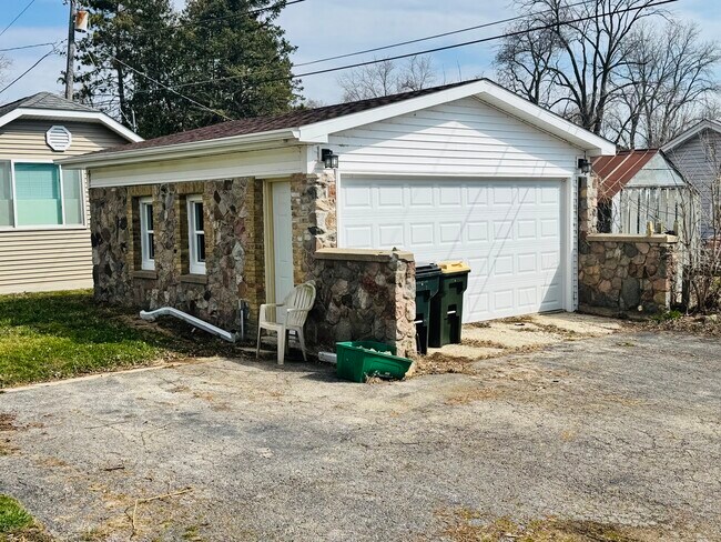 Building Photo - 42129 N 2nd Ave