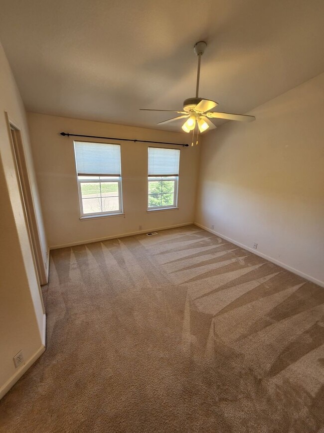 Building Photo - Beautiful Townhome