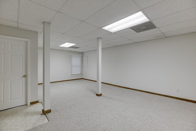 Building Photo - 6655 Lake Run Dr