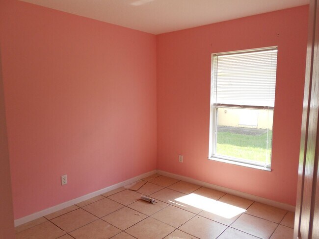 Building Photo - 3/2/2 with home with 1412 living sqft is c...