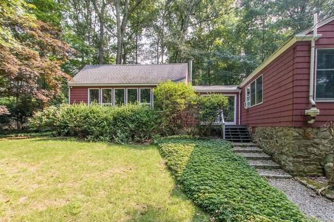 Building Photo - 211 New Canaan Rd