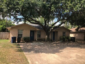 Building Photo - College Station - 2 bedroom 1 bath Duplex