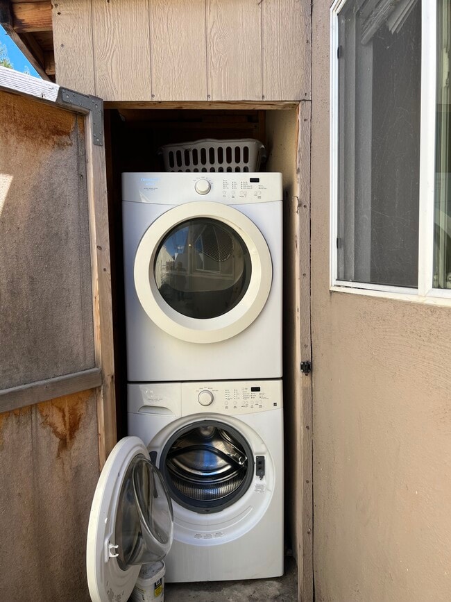 Building Photo - 940 N Serrano Ave