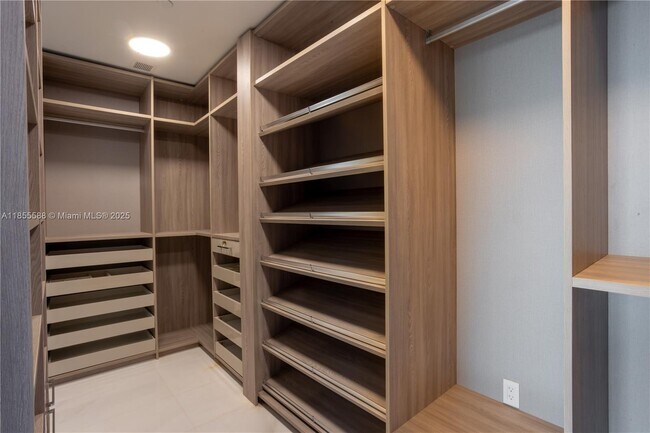 Building Photo - 300 Biscayne Blvd Way