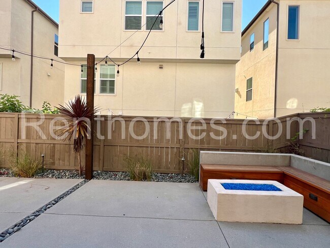 Building Photo - 15113 Lincoln Lp