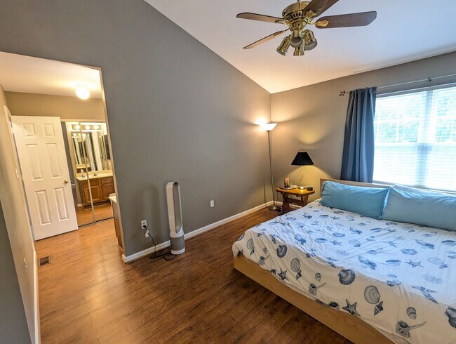 Building Photo - Beautiful 3 level END UNIT townhouse that ...