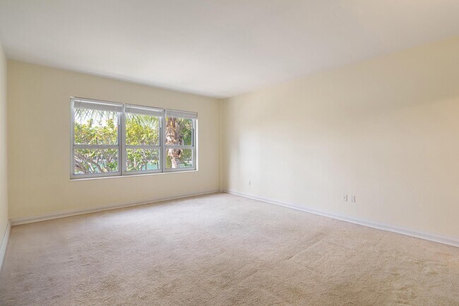 Building Photo - 9102 W Bay Harbor Dr