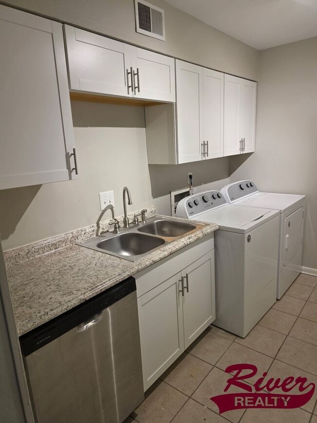 Building Photo - Charming 2-Bedroom Condo for Rent in Fount...