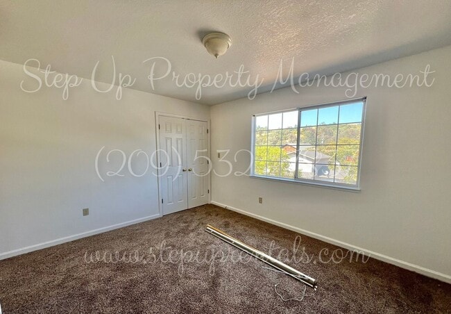Building Photo - Splendid 2 Bedroom 1.5 Bath Townhouse Near...
