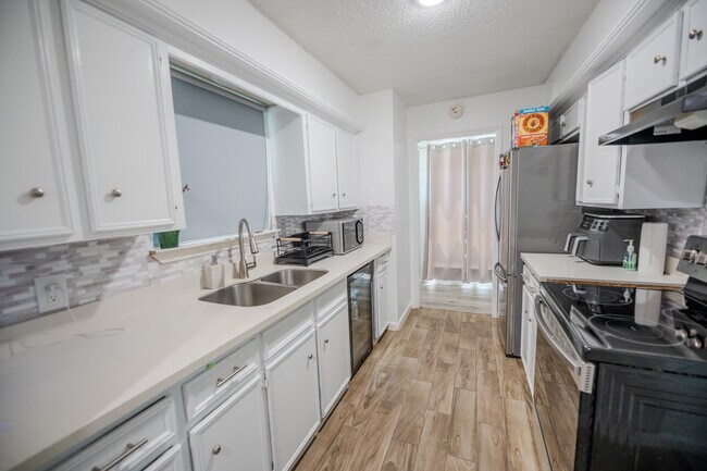 Building Photo - 4606 Meadowood Dr