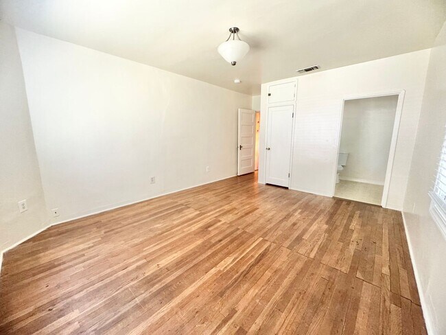 Building Photo - 548 W 4th Ave