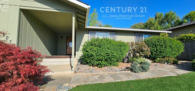 Building Photo - Single Family Home in NE Grants Pass with RV Parking
