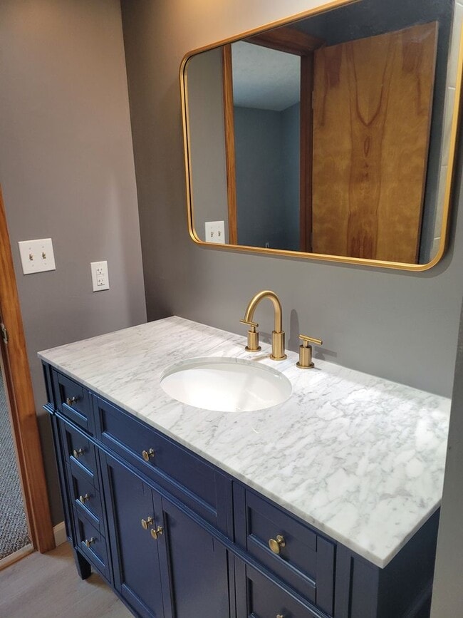 Building Photo - 4 bedroom Townhouse on Bloomington's South Side; Located in The Woodlands!