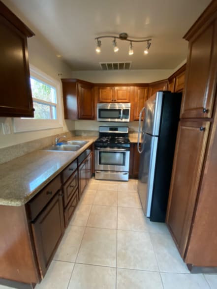 Building Photo - 619 42nd St