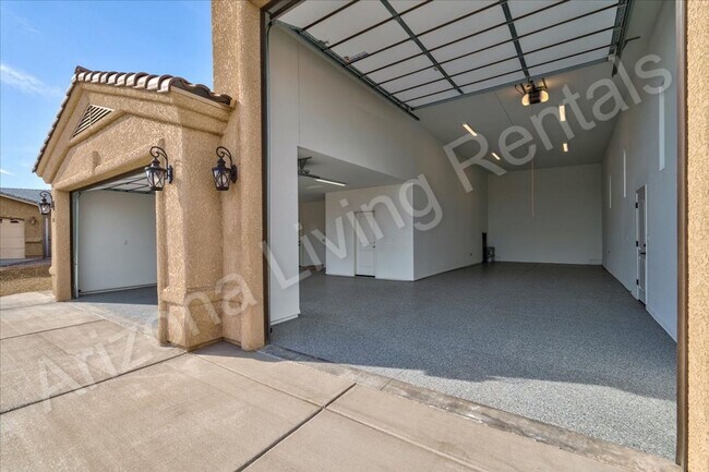 Building Photo - RV GARAGE HOME