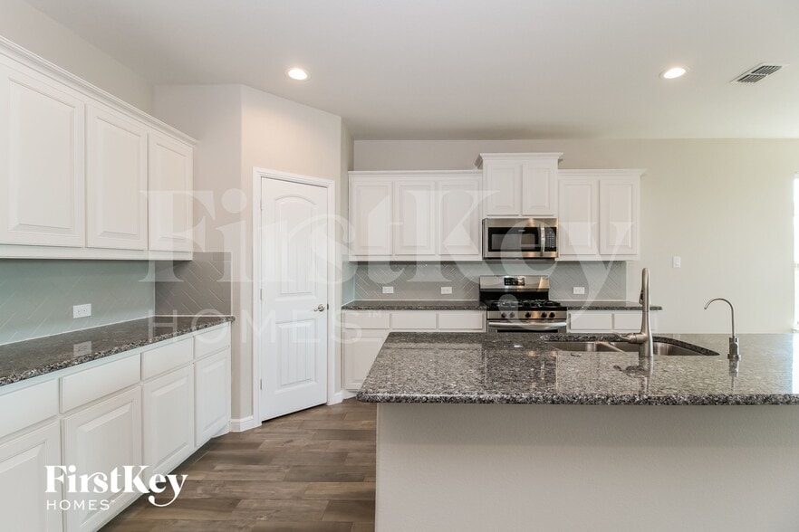 Building Photo - 401 Goldfinch Rd