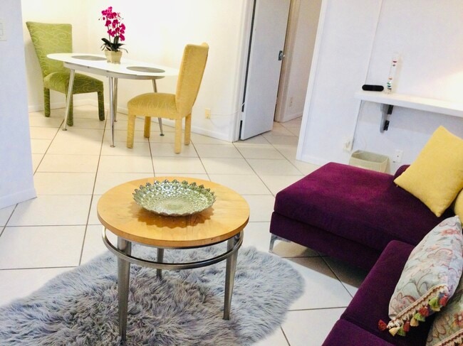 living room - 111 N L St