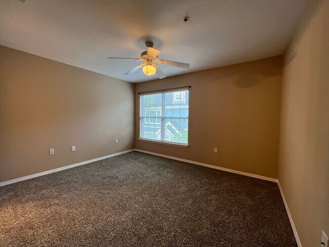 Building Photo - Beautiful 2-bedroom, 2-bath Condo available in sought after Admirals Walk private gated community.