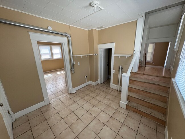 Building Photo - Home w/ Huge 2-stall Garage