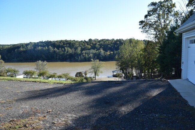 Building Photo - Lake Front 1 Bedroom Apartment - Large Garage & Boat Parking