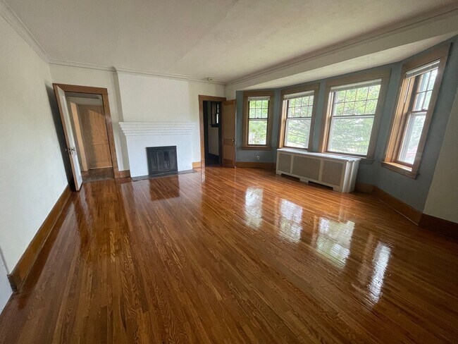 Building Photo - June 2026 ~ Cute 5 bedroom house. Spacious...