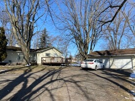 Building Photo - 8493 N Roanoke Rd