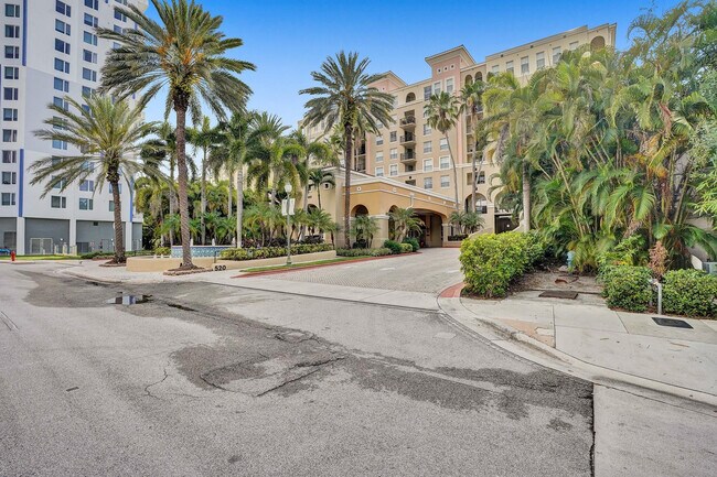 Building Photo - 520 SE 5 Ave