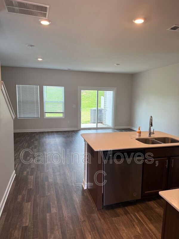 Building Photo - 206A Telford Dr.