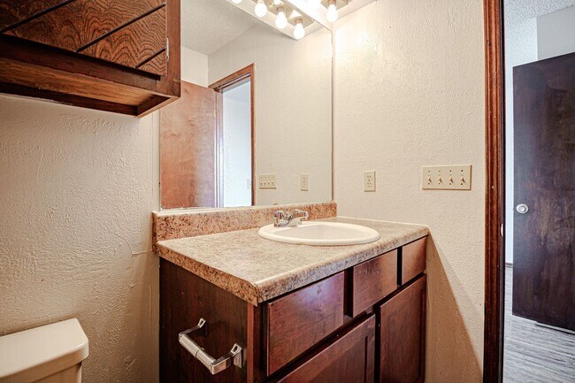 Building Photo - 3 Bed 2 Bath in OKC!