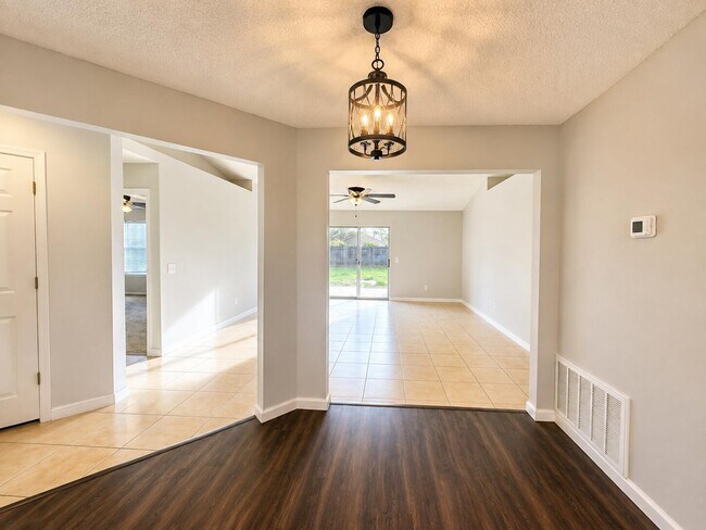 Building Photo - 2722 Shalimar Dr