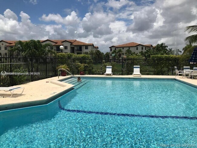 Building Photo - 9421 Fontainebleau Blvd
