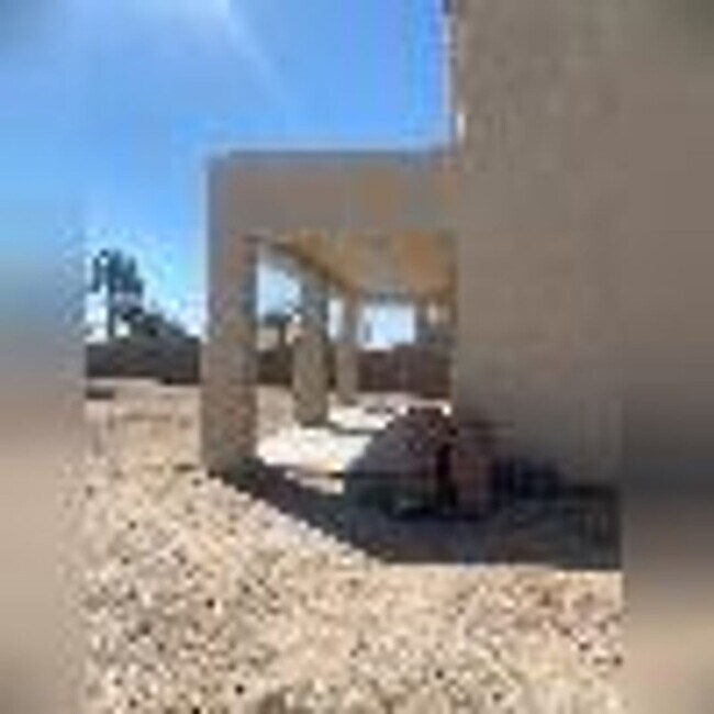 Building Photo - 4 Bedroom, 2 1/2 Bath Available Now!