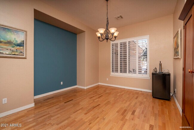 Building Photo - 533 W Desert Flower Ln