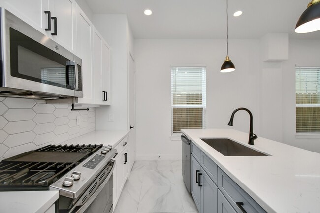 Building Photo - 853 Mansfield St