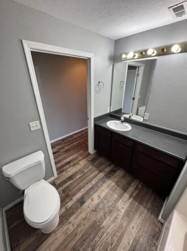 Building Photo - 3 bedroom/2 bath condo unit