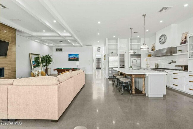 Building Photo - 7861 E Vía Marina