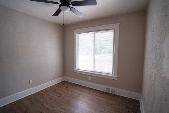 Building Photo - This beautifully updated 3-bedroom, 1-bath...