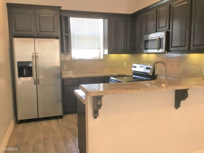 Building Photo - 107 E Acapulco St