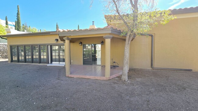 Building Photo - Charming 3 bedroom, 2 bath home in West El...