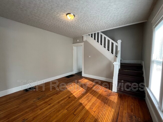 Building Photo - 417 N Rural St