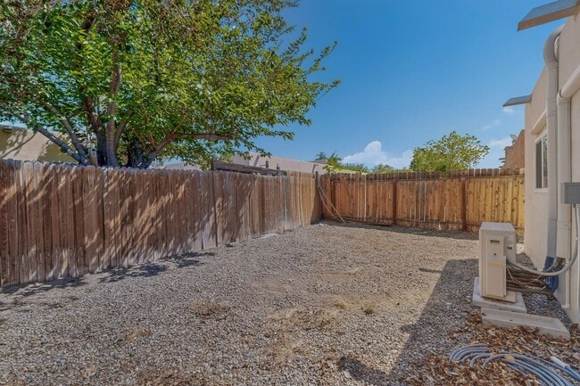 Building Photo - Close in West Side 2 bedroom 1.75/ba 1/cg