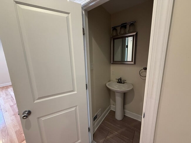 Building Photo - Charming Brick Rowhome Brewerytown