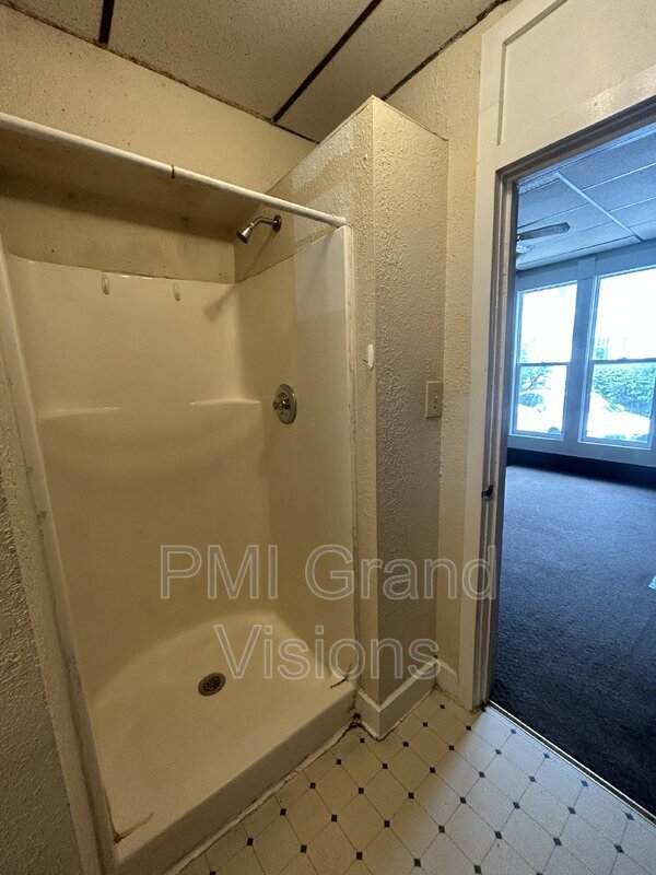 Building Photo - 1105 6th St