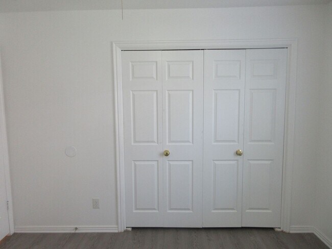 Building Photo - **Move-In Bonus!** 3 bed, 2 bath Twin Home