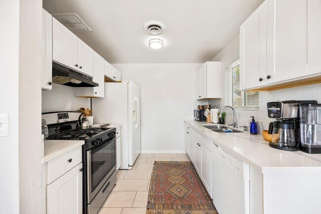 Building Photo - 13215 Deodar Ave