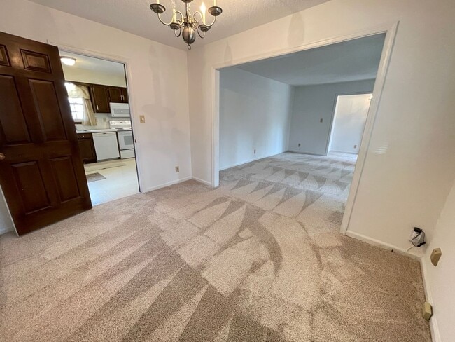 Building Photo - Lovely 3br 2ba home in quiet Chapel Hill neighborhood, walking distance to McDougle Elementary!