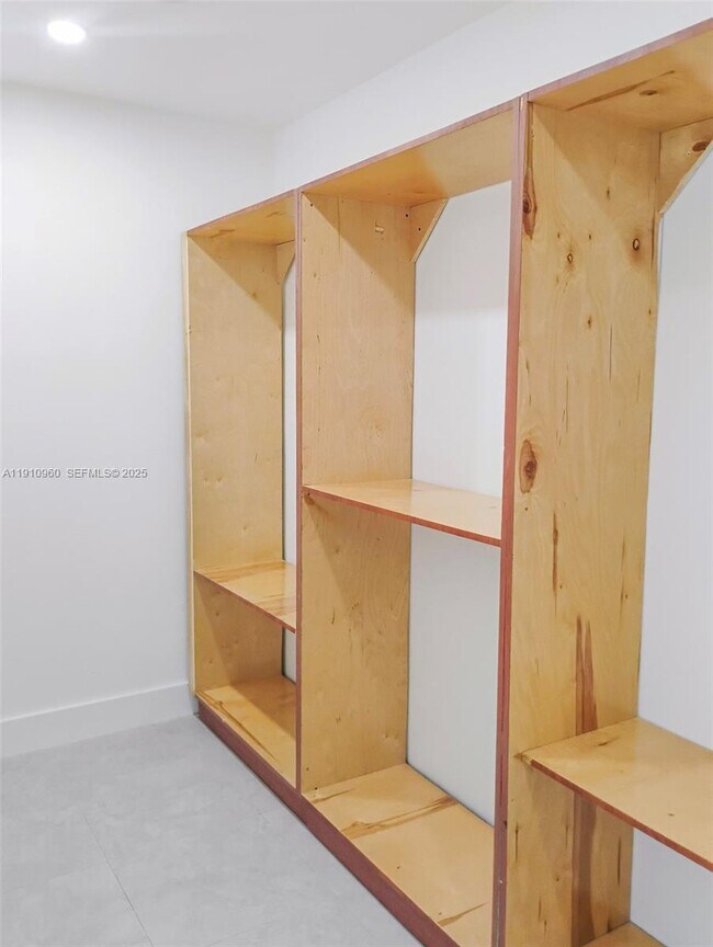 Building Photo - 20615 NE 9th Ct